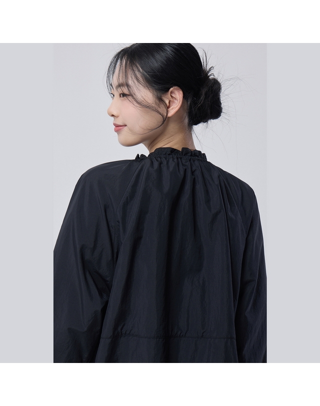 베네통 셔링 넥 스트링 점퍼_BAJP58631BK 착용컷