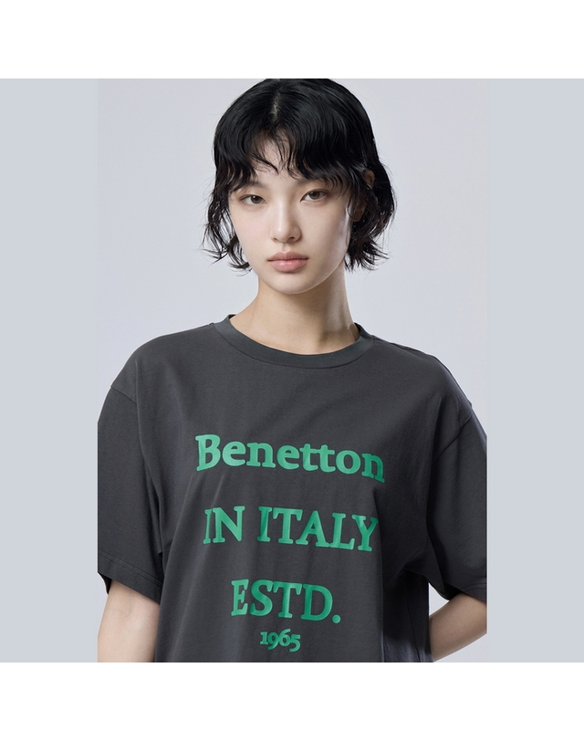 베네통 [Online Exclusive] Unisex 로고 프린팅 반팔 티셔츠_BATSE8631DG 착용컷
