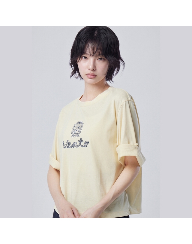 베네통 롤업 커프스 자수 반팔 티셔츠_BATS03641YE 착용컷
