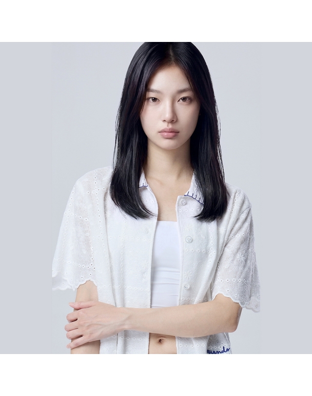 베네통 패턴 스캘럽 반팔 블라우스_BABL08641WH 착용컷