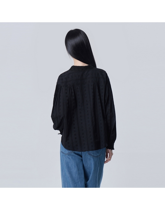 베네통 아일렛 자수 핀턱 블라우스_BABL01641BK 착용컷