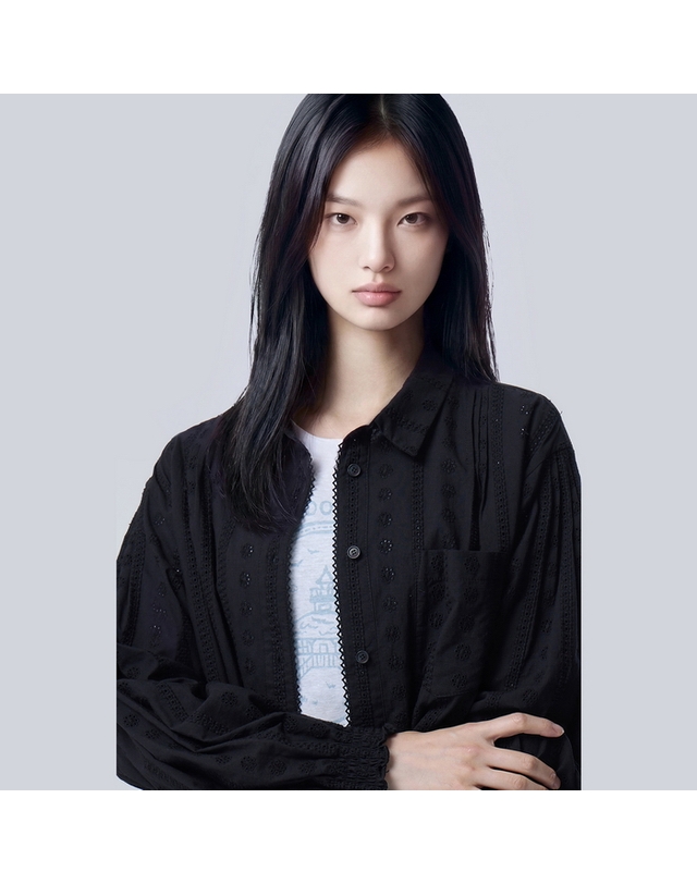 베네통 아일렛 자수 핀턱 블라우스_BABL01641BK 착용컷