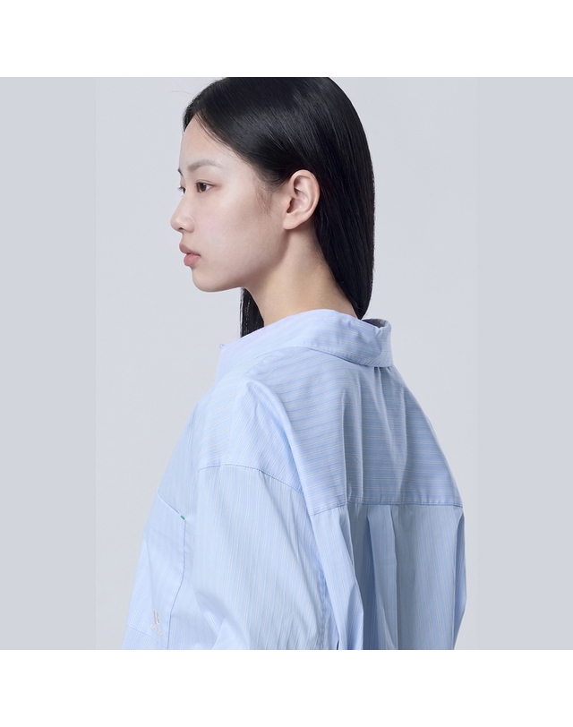 베네통 [Online Exclusive] 스트라이프 오버핏 셔츠_BABLE3641BL 착용컷