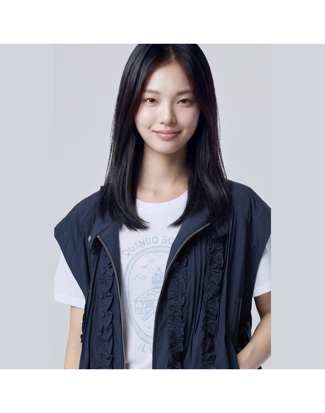 베네통 프릴 하이넥 집업 베스트_BAJP33641NY 착용컷
