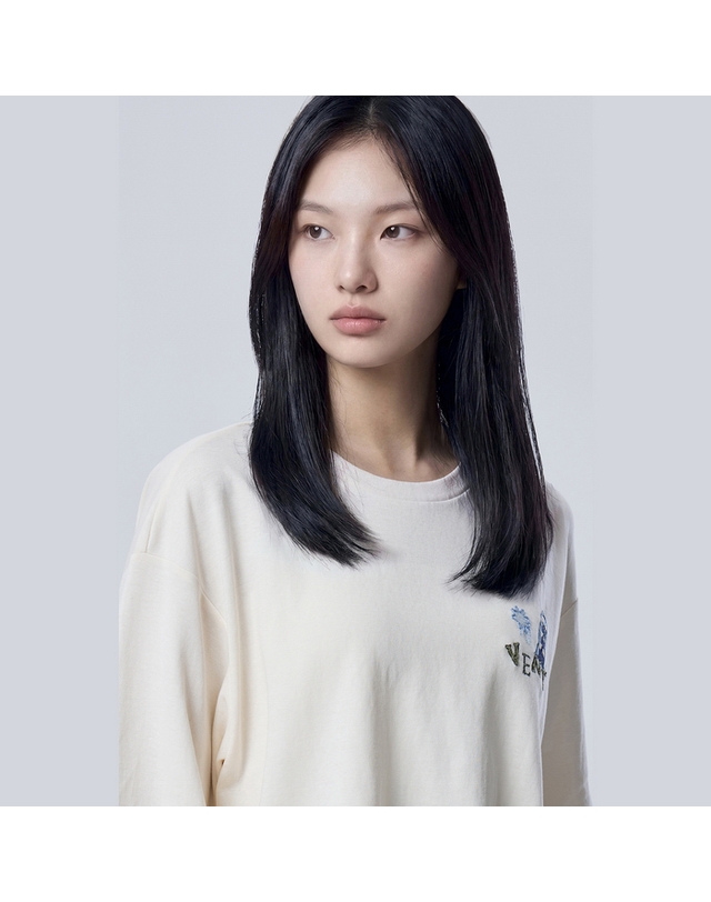 베네통 배색 7부 슬리브 자수 티셔츠_BATS06641IV 착용컷
