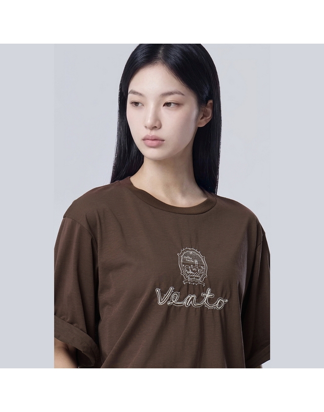 베네통 롤업 커프스 자수 반팔 티셔츠_BATS03641BR 착용컷