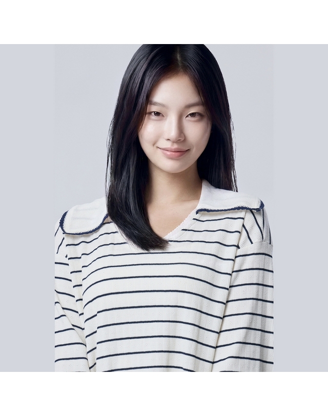 베네통 니트 카라 스트라이프 펀칭 티셔츠_BATS05641CR 착용컷