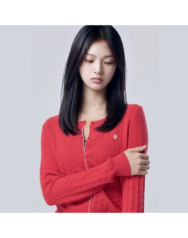 베네통 [Online Exclusive] 배색 라인 케이블 슬림 가디건_BAKCE2661RD 착용컷