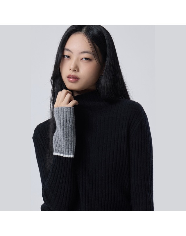 베네통 [Online Exclusive] 배색 커프스 하이넥 니트_BAKPE1661BK 착용컷