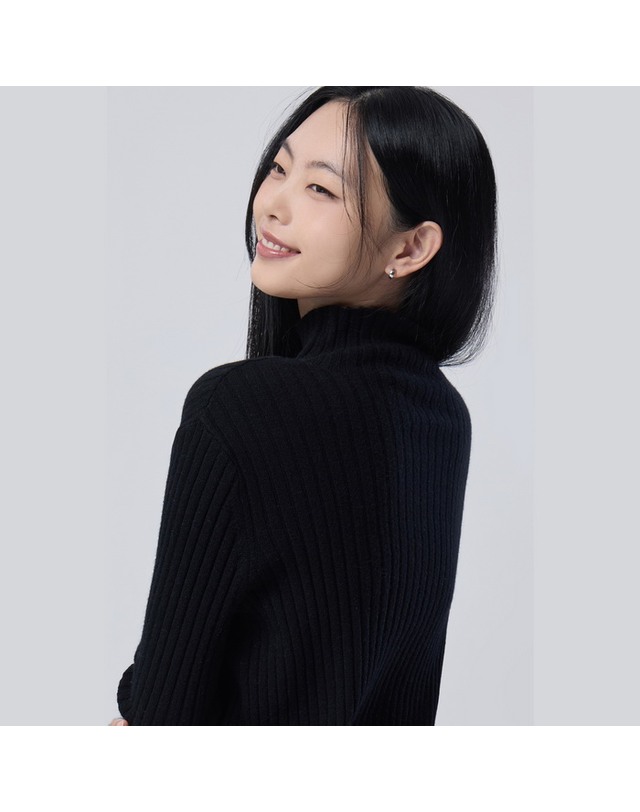 베네통 [Online Exclusive] 배색 커프스 하이넥 니트_BAKPE1661BK 착용컷