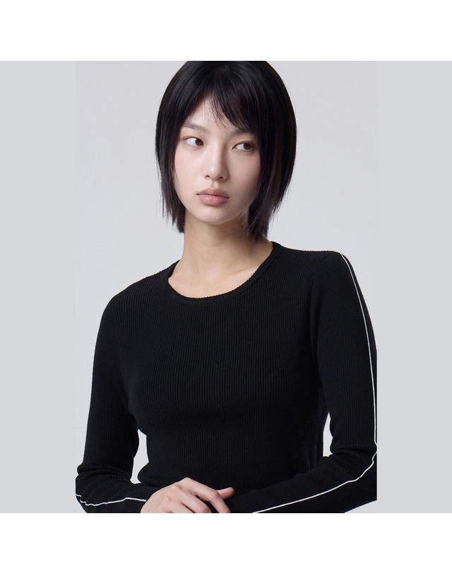 베네통 [Online Exclusive] 라인 배색 슬림 니트_BAKPE2661BK 착용컷