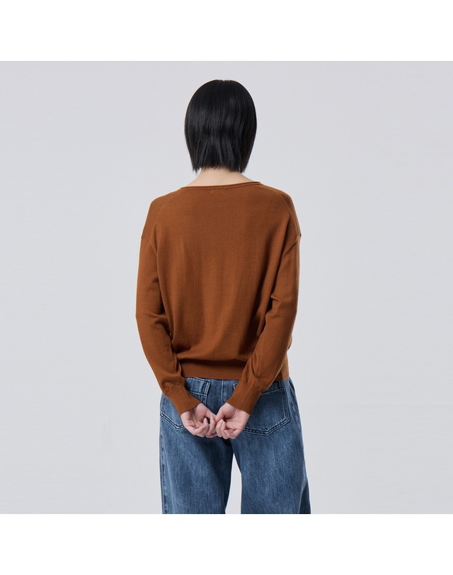 베네통 롤다운 브이넥 로고 니트_BAKPF4661BR 착용컷
