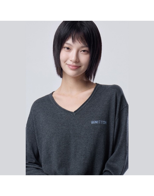 베네통 롤다운 브이넥 로고 니트_BAKPF4661DG 착용컷