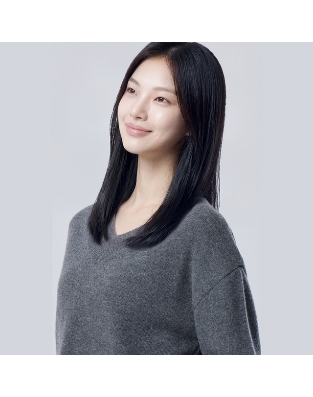 베네통 캐시미어 블렌드 양 자수 브이넥 니트_BAKPF3661GR 착용컷