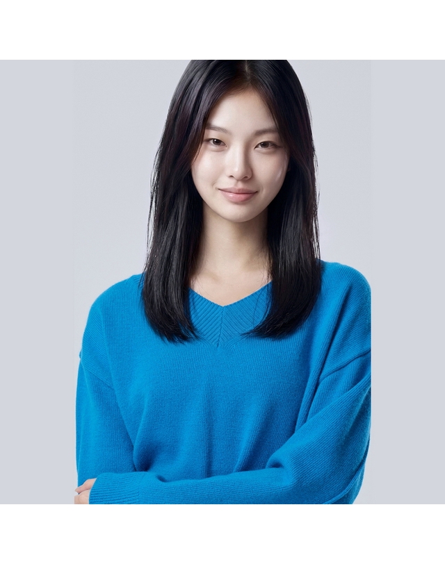 베네통 캐시미어 블렌드 양 자수 브이넥 니트_BAKPF3661BL 착용컷