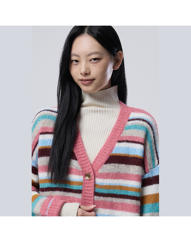 베네통 [Online Exclusive] 스트라이프 브러시드 니트 가디건_BAKCE3661PK 착용컷