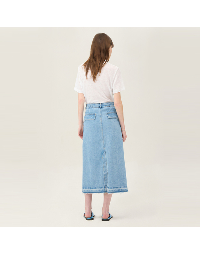 베네통 [Online Exclusive] 포켓 백 밴딩 데님 스커트_BASKE3531IN 착용컷