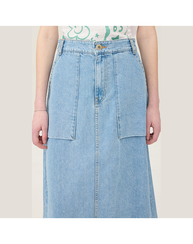 베네통 [Online Exclusive] 포켓 백 밴딩 데님 스커트_BASKE3531IN 착용컷