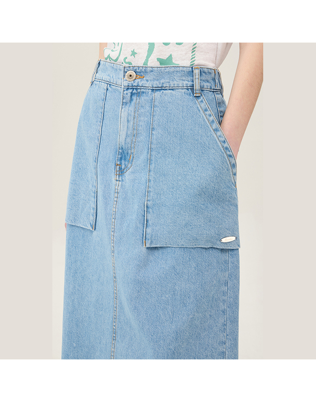 베네통 [Online Exclusive] 포켓 백 밴딩 데님 스커트_BASKE3531IN 착용컷