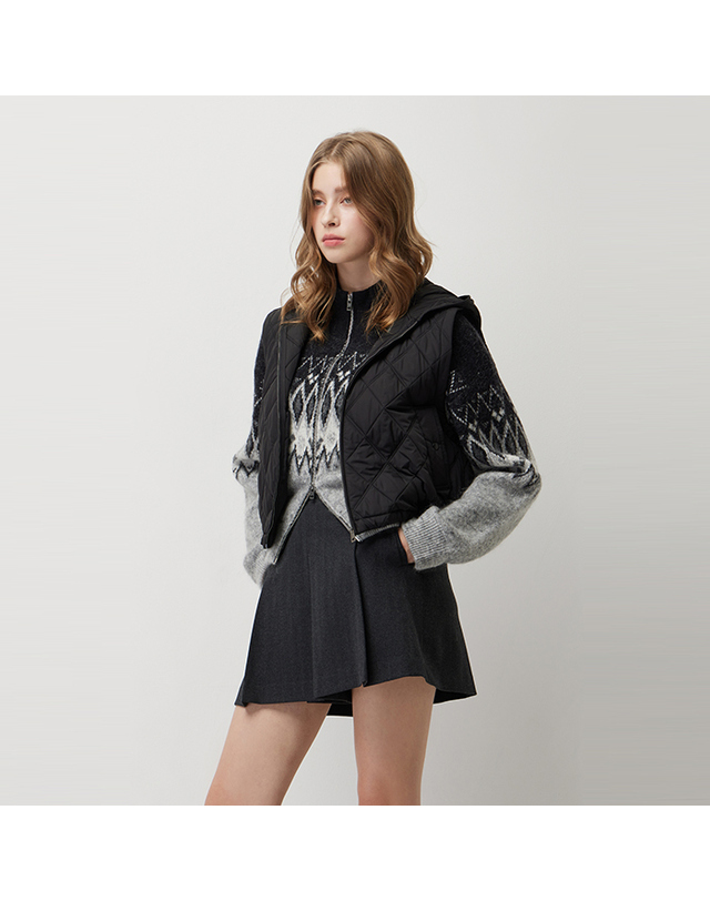 시슬리 [Online Exclusive] 퀼팅 후드 베스트_SAJPE3561BK 착용컷