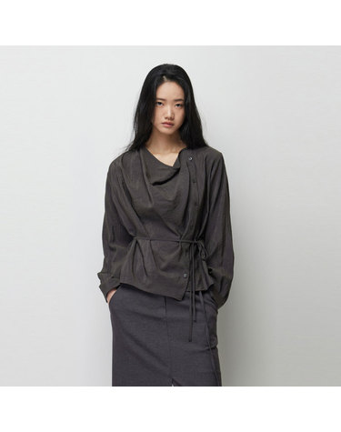 [Online Exclusive] 드레이프 넥 버튼 다운 블라우스_SAWSE3631DG