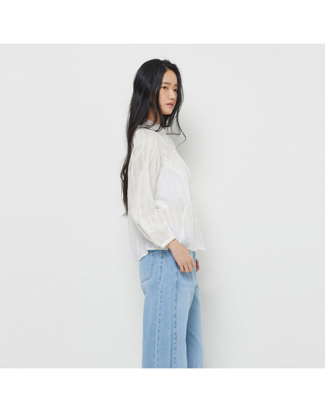 시슬리 [Exclusive] 브이 레이스 반넥 블라우스_SAWS81631WH 착용컷