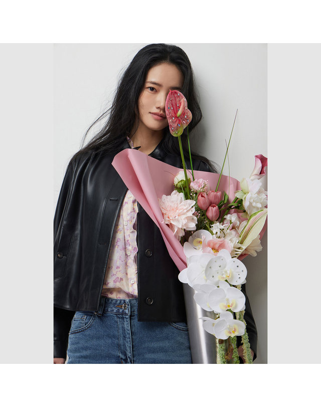 시슬리 BLOOMS) 원넥 셔링 페이크 레더 자켓_SALE04611BK 착용컷