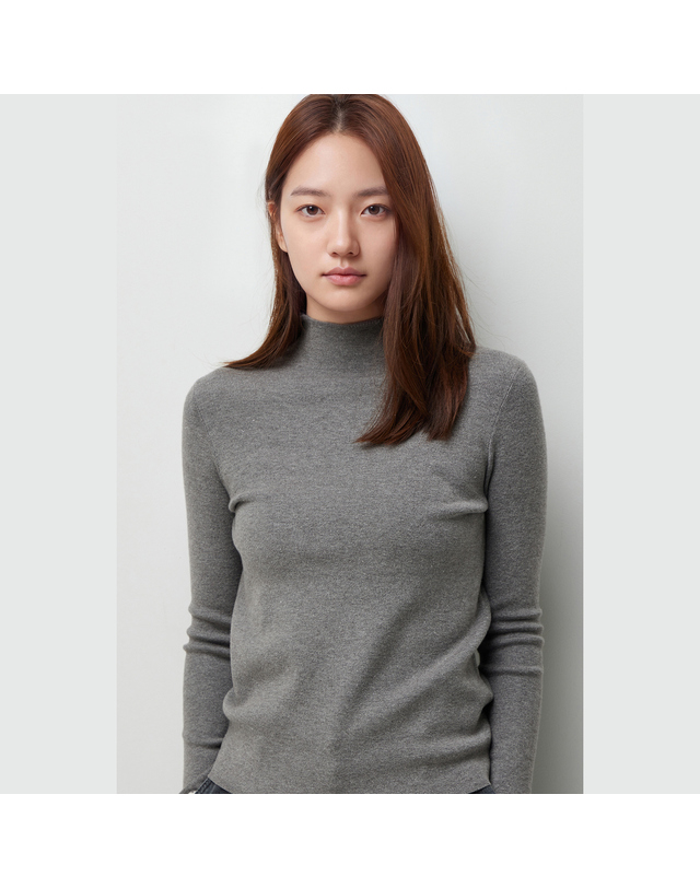 시슬리 [Online Exclusive] 배색 반넥 니트_SAKP82661MG 착용컷