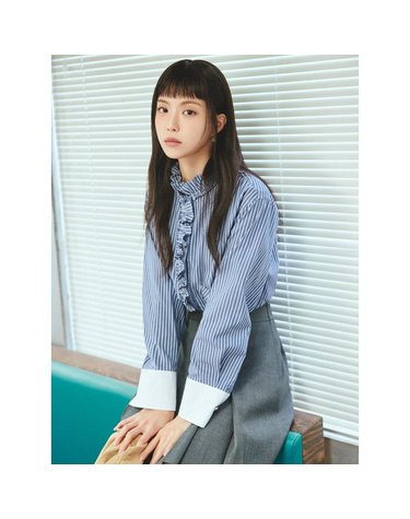 [갤러리아] [26S/S]스트라이프 프릴넥 크롭 블라우스(GS2A0BLR11)