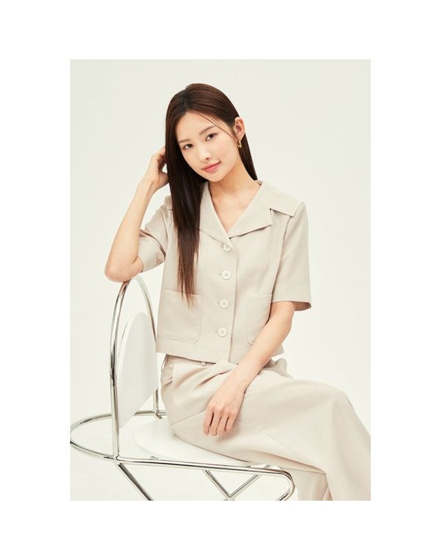 제이제이지고트 JJ지고트_ [갤러리아] 세일러 칼라 크롭 블라우스(GP6M0BL921)* 착용컷