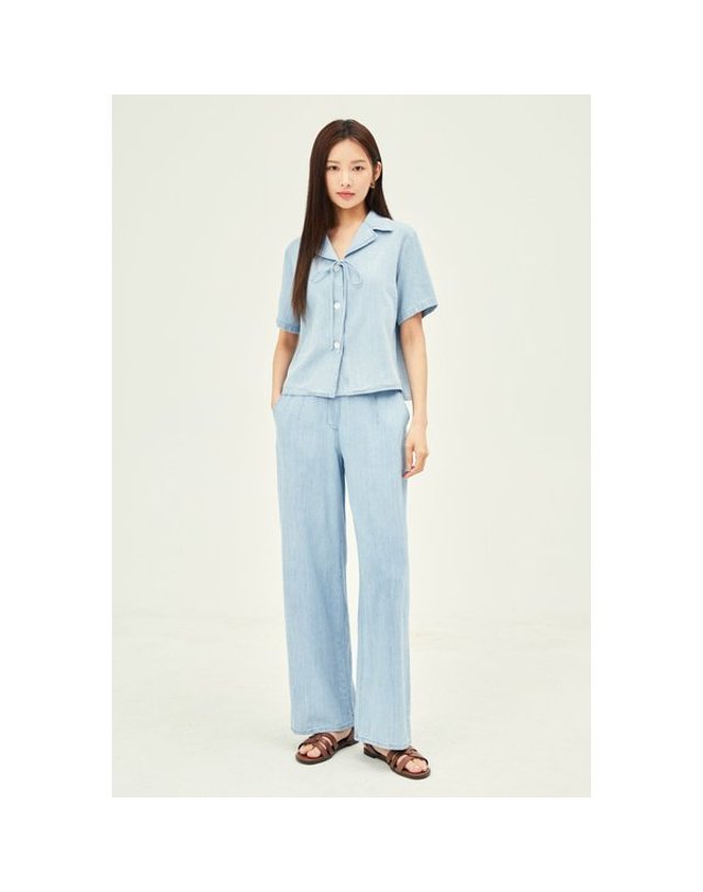 제이제이지고트 JJ지고트_ [갤러리아] 리본 오픈 칼라 데님 블라우스(GP6A0BLR11)* 착용컷