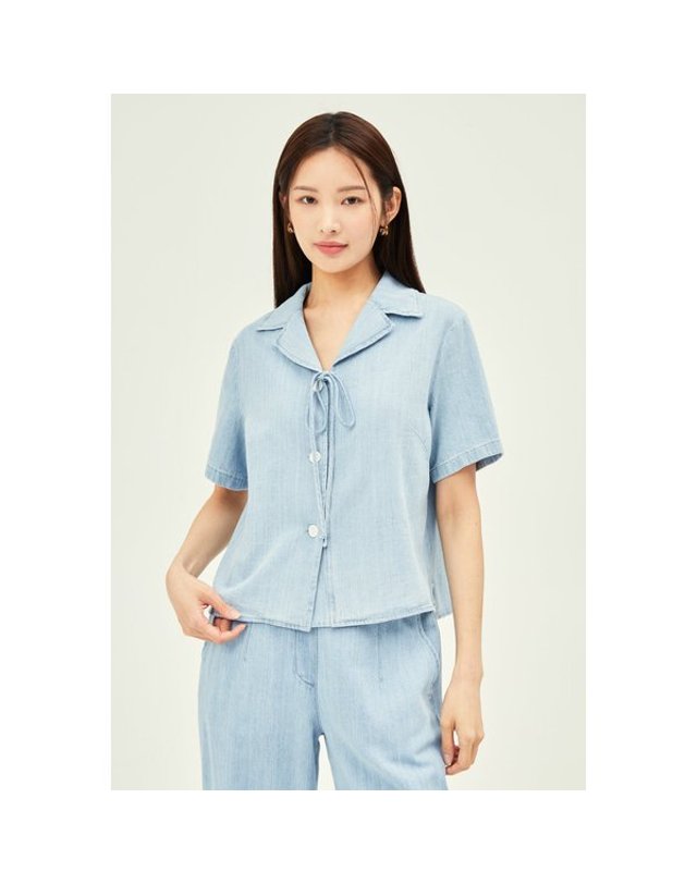 제이제이지고트 JJ지고트_ [갤러리아] 리본 오픈 칼라 데님 블라우스(GP6A0BLR11)* 착용컷