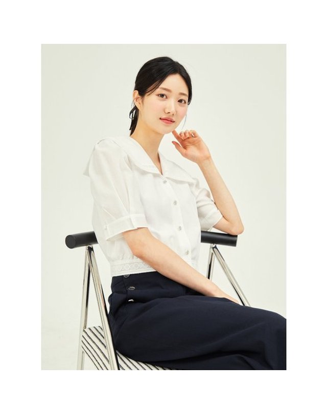 제이제이지고트 JJ지고트_ [갤러리아] 레이스 세일러 칼라 크롭 블라우스(GP6A0BL311)* 착용컷