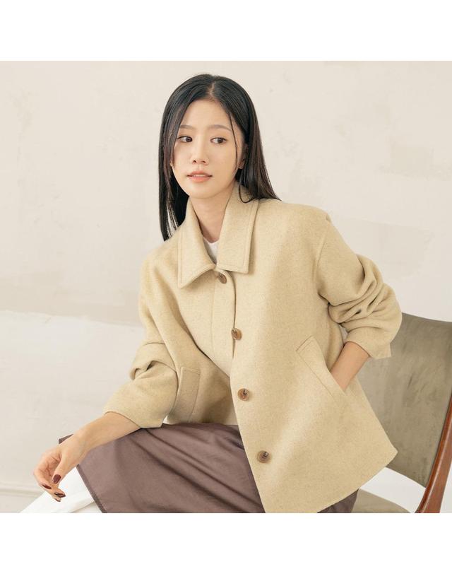 숲 [SOUP] 스탠드 칼라넥 하프 울 블렌디드 코트 (SBAHCF2) 착용컷