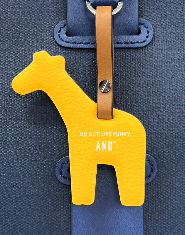 앤드골프 Buddy Charm Yellow Giraffe 착용컷