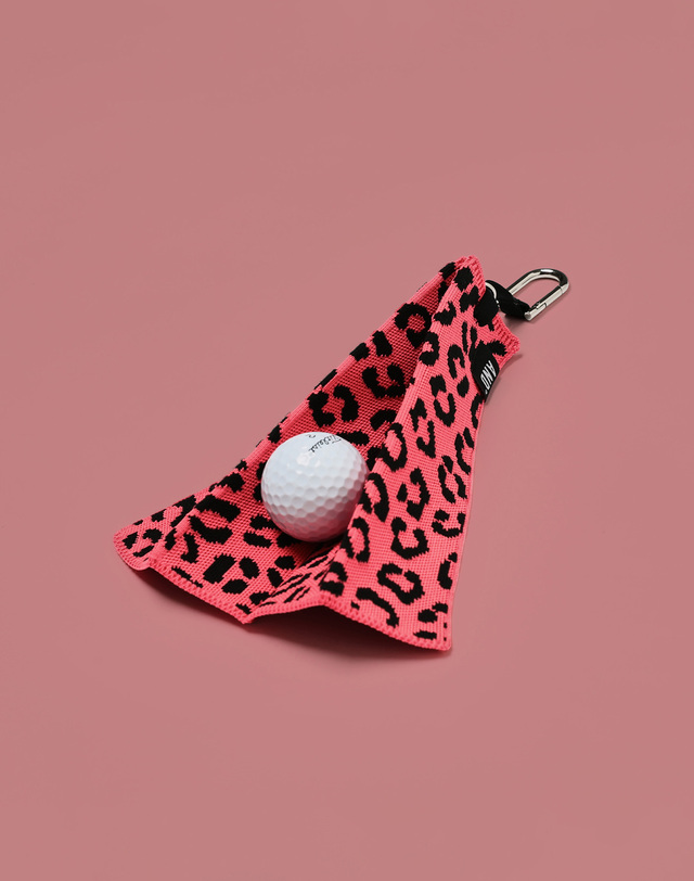 앤드골프 Pleats Ball Towel Pink Leopard 착용컷