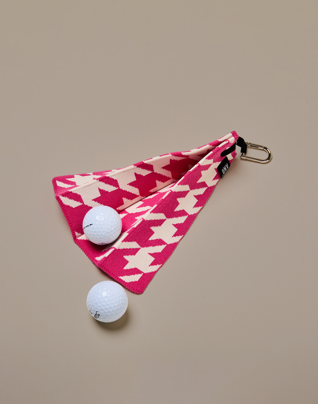 앤드골프 Pleats Ball Towel Hound Pink 착용컷
