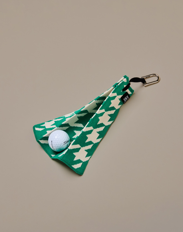 앤드골프 Pleats Ball Towel Hound Green 착용컷
