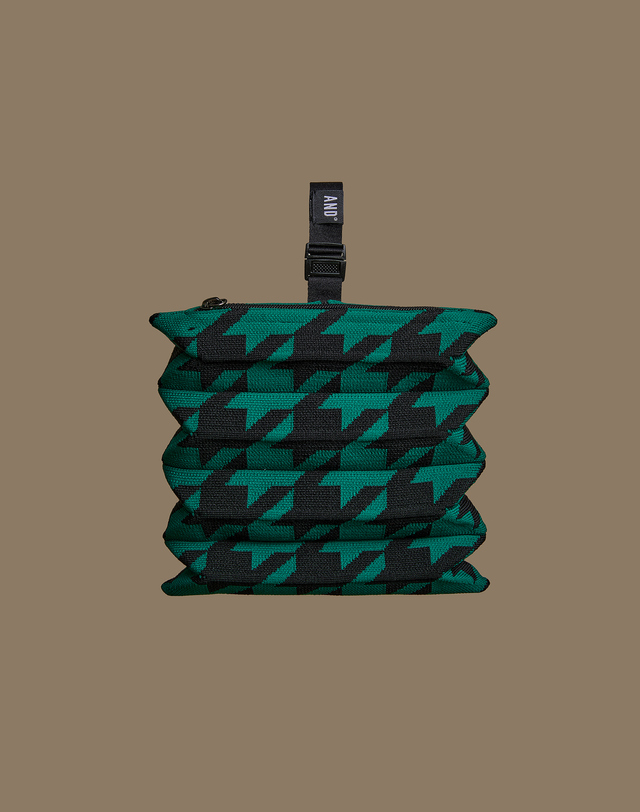 앤드골프 Handy Pleats Pouch Hound BlackGreen 착용컷