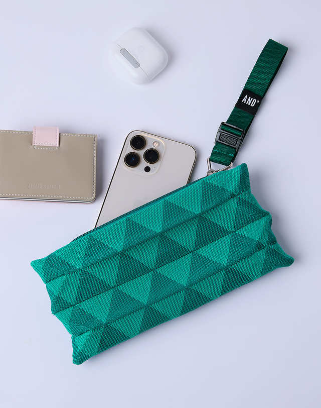 앤드골프 Handy Pleats Pouch Mini Green 착용컷