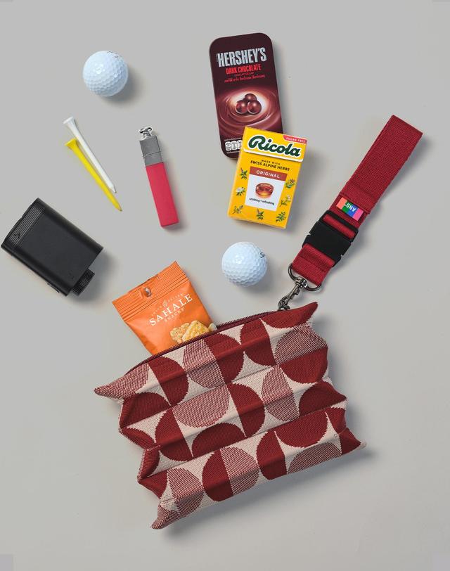 앤드골프 Play Pouch Modern Burgundy 착용컷