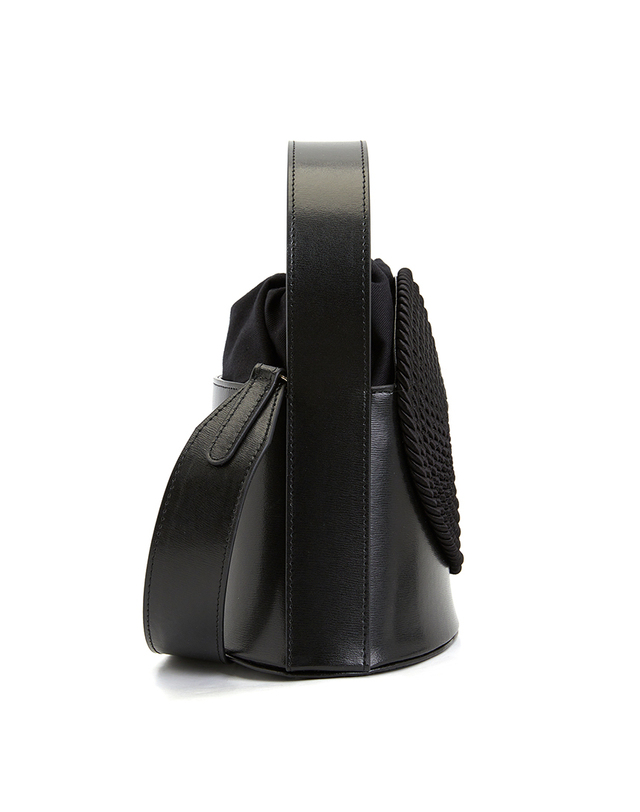 데스트리 데스트리 여성 토트백 24F1GUN02101 BLACK 착용컷
