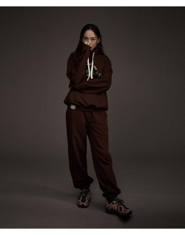 핸드 루즈 핏 조거 스웻 팬츠 브라운 착용컷