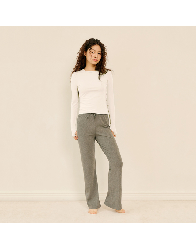 마른파이브 날마다 핑거홀 롱 슬리브 티셔츠 & 부츠컷 트레이닝 팬츠 세트 착용컷