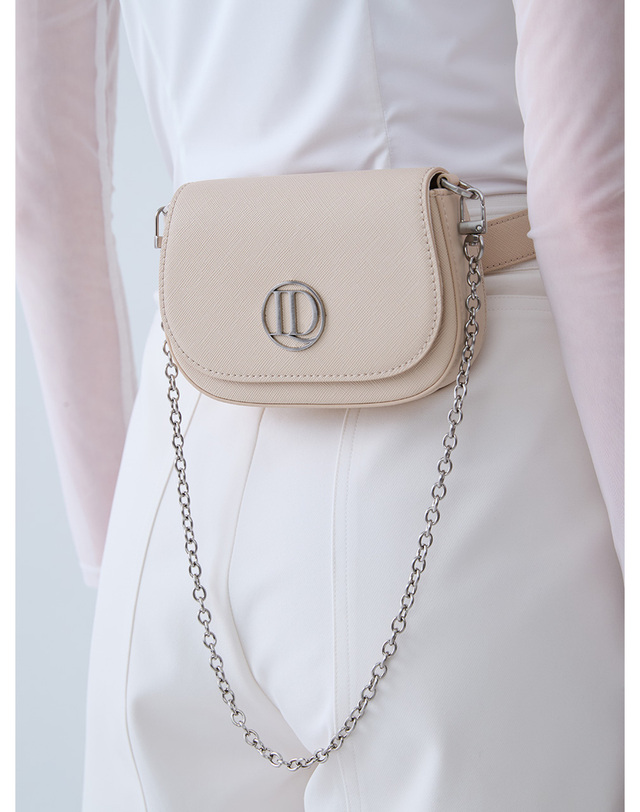 로드로아르 플립 체인 벨트백 BEIGE 착용컷
