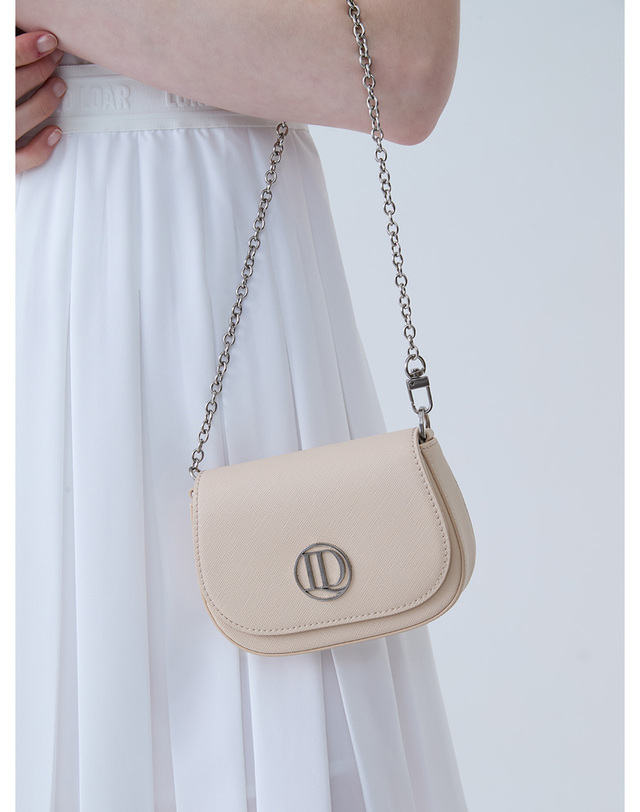 로드로아르 플립 체인 벨트백 BEIGE 착용컷