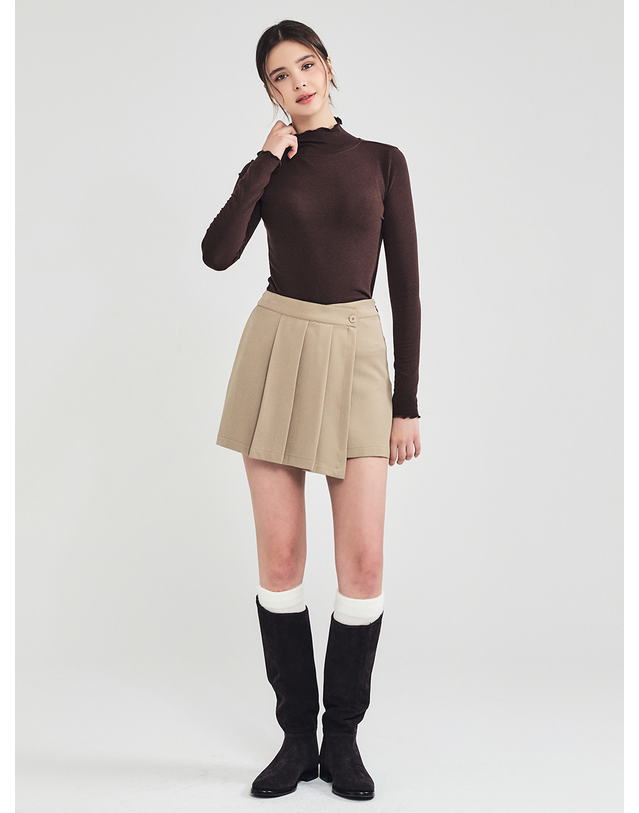 로드로아르 비대칭 플리츠 랩 숏팬츠 BEIGE 착용컷