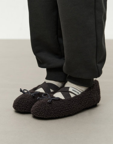 마리떼 키즈 KIDS CROSS BANDING SHEARLING FLAT SHOES charcoal