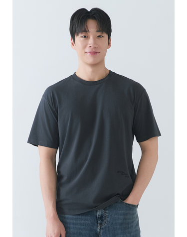 [26SS] 남성) 소로나 레터링 프린트 세미오버핏 반팔 티셔츠 AQ2WTS404-CH