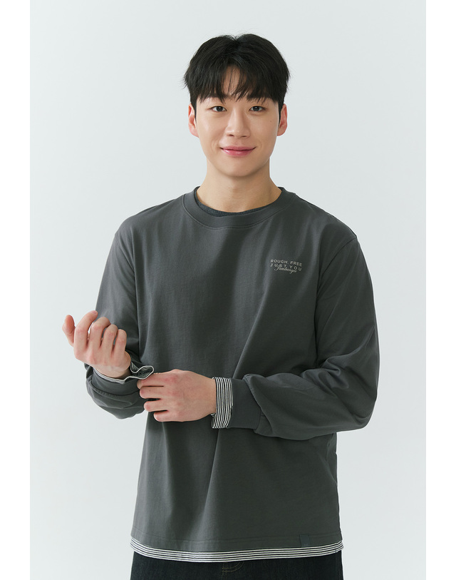 잠뱅이 [26SS] 남성) 전사 프린트 크루넥 긴팔 티셔츠 AQ1WTL205-CH 착용컷